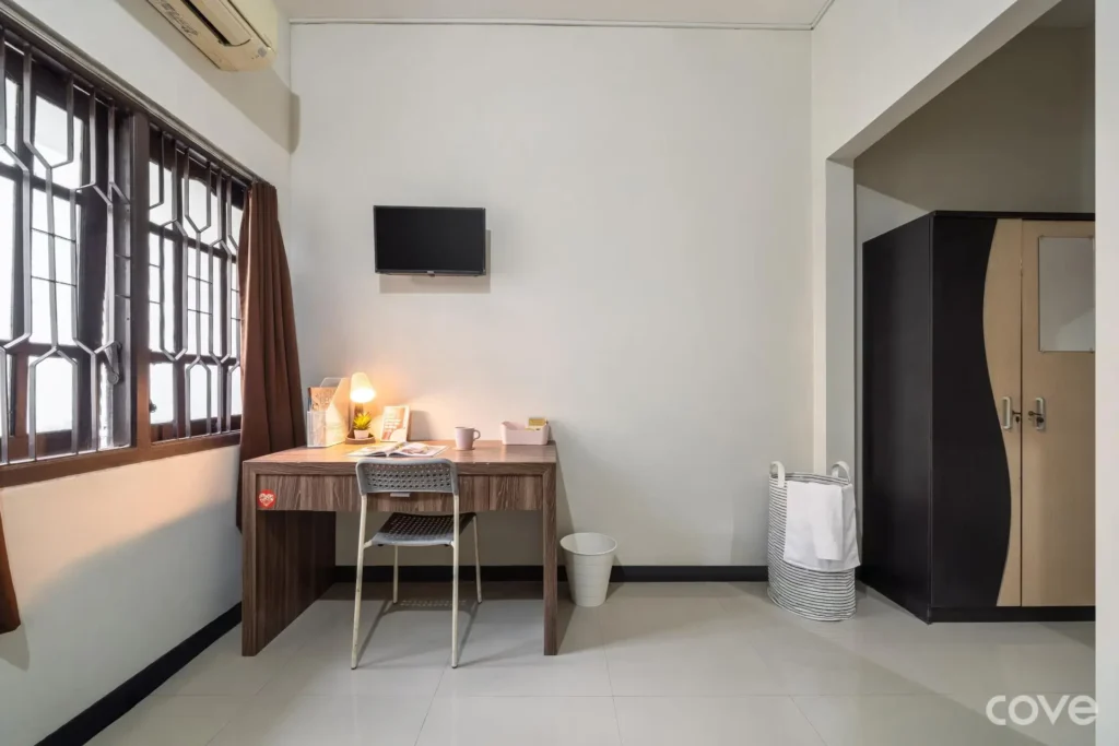 Meja Kerja Kamar, hunian kos dekat polda surabaya dan kawasan industri